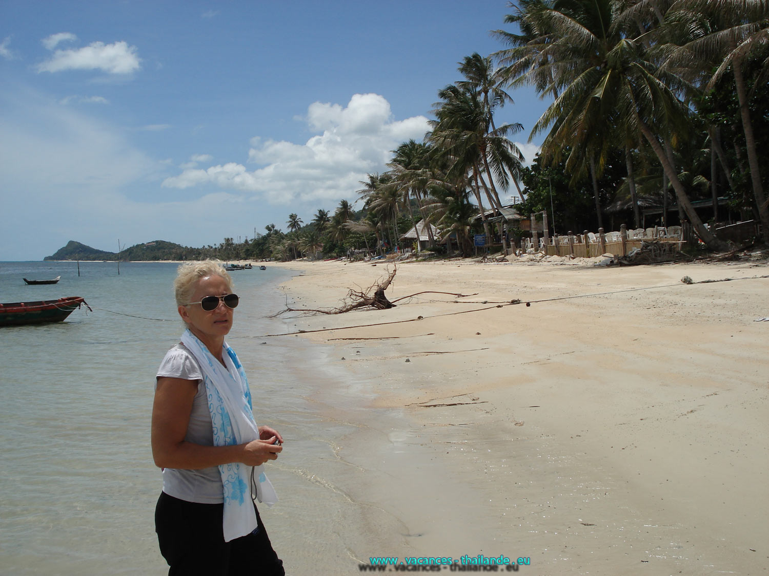 Loin de certaines plages bondes de transats, de clients, en contre bas des Ressorts commerciaux, il y a des plages vides de monde avec la vie marine sur le sable et ce sur des kilomtres et facile d'accs les vacances au bord d'une eau calme en Thalande toujours chaude